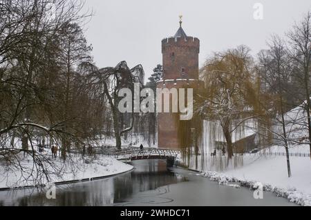 Kruittoren (vieille tour d'un mur de la ville) dans le Kronenburgerpark un matin neigeux, Nimègue, les Nederlands. horizontal Banque D'Images