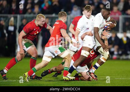 Le Kpoku junior de l'Angleterre (à droite) est attaqué par Harry Thomas et Harry Beddall du pays de Galles lors du match des six Nations des U20 au Recreation Ground de Bath. Date de la photo : vendredi 9 février 2024. Banque D'Images