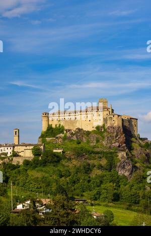 Château de Bardi (Castello di Bardi) avec ville, province de Parme, Émilie-Romagne Banque D'Images