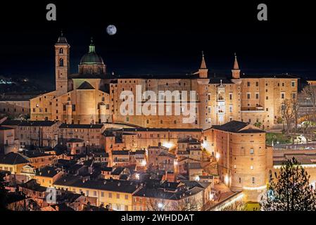 Urbino la nuit alors que la lune brille dans le ciel. Europe, Italie, Marches, province de Pesaro Urbino, Urbino Banque D'Images