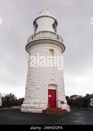 Ancien phare blanc du Cap naturaliste, monument important en Australie occidentale construit en 1903 Banque D'Images