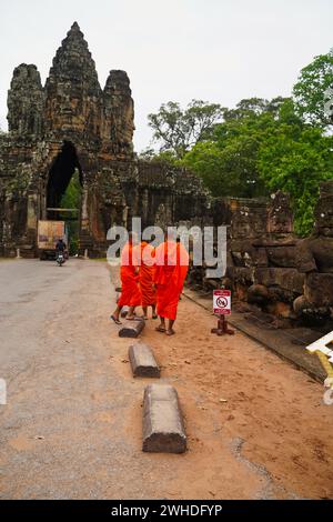 Siem Reap, Camboda, 3 juillet 2019-moines sur leur chemin au temple Bayon vu à l'extérieur de l'entrée d'Angkor Thom et des douves à Siem Reap, Cambodge Banque D'Images