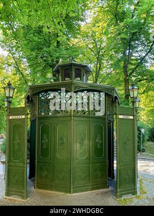 Une vieille toilette publique avec deux entrées pour hommes et femmes, Rüdesheimer Platz, Wilmersdorf, Berlin, Allemagne Banque D'Images