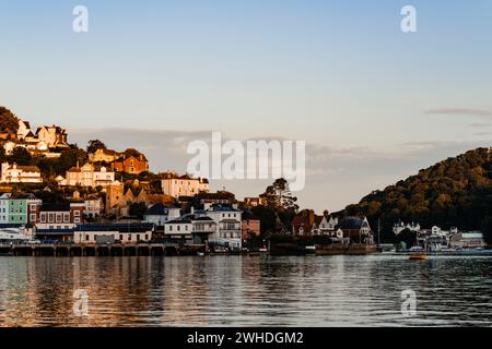 Ambiance nocturne dans la baie de la ville portuaire de Dartmouth, vue sur les maisons de la ville reflétées dans l'eau Banque D'Images