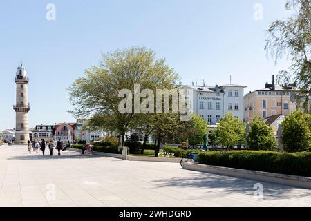 Le vieux phare comme un point de repère dans la vue de la ville de la promenade de la plage publique à Warnemünde, ville hanséatique de Rostock, côte de la mer Baltique, Mecklembourg-Poméranie occidentale, Allemagne, Europe Banque D'Images