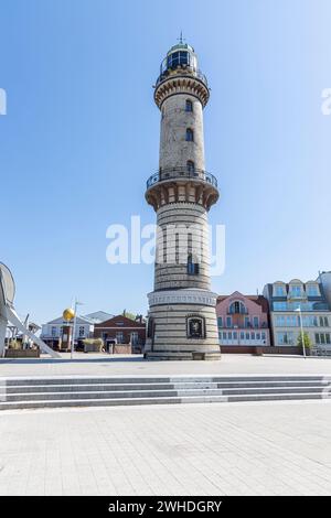 Le vieux phare sur la promenade de la plage publique à Warnemünde, ville hanséatique de Rostock, côte de la mer Baltique, Mecklembourg-Poméranie occidentale, Allemagne, Europe Banque D'Images