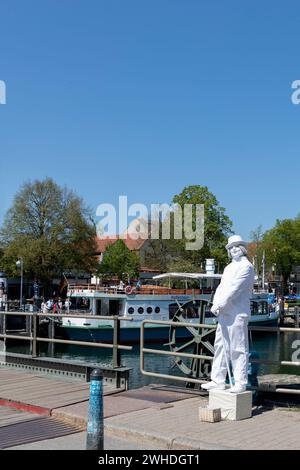 La statue de l'homme blanc sur le pont tournant à Alter Strom est une attraction touristique à Warnemünde, ville hanséatique de Rostock, côte de la mer Baltique, Mecklembourg-Poméranie occidentale, Allemagne, Europe Banque D'Images