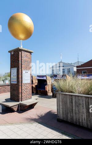 La sphère dorée symbolise le soleil et marque le début du sentier de randonnée planétaire sur la promenade publique de la plage de Warnemünde, ville hanséatique Banque D'Images