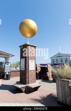 La sphère dorée symbolise le soleil et marque le début du sentier de randonnée planétaire sur la promenade publique de la plage à Warnemünde, ville hanséatique de Rostock, côte de la mer Baltique, Mecklembourg-Poméranie occidentale, Allemagne, Europe Banque D'Images