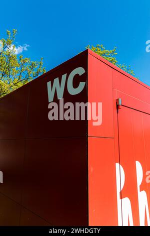 WC lettres sur les toilettes modernes rouges sans obstacle à Warnemünde, ville hanséatique de Rostock, côte de la mer Baltique, Mecklembourg-Poméranie occidentale, Allemagne, Europe Banque D'Images