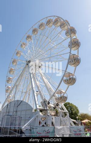 Grande roue blanche devant un ciel bleu à Warnemünde, ville hanséatique de Rostock, côte de la mer Baltique, Mecklembourg-Poméranie occidentale, Allemagne, Europe Banque D'Images