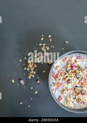 Muesli avec du lait dans un bol pour le petit déjeuner, muesli aux fruits avec des grains et des fruits Banque D'Images