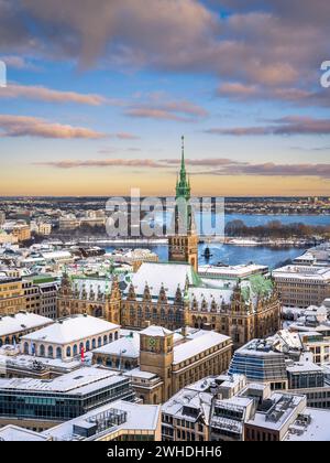Vue aérienne de l'Hôtel de ville de Hambourg, Allemagne un jour d'hiver Banque D'Images