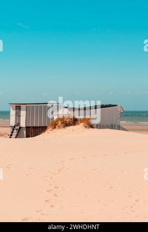 Petites cabanes de plage blanches sur la plage de Blériot-plage près de Calais, France, par une journée ensoleillée, vue mer Banque D'Images