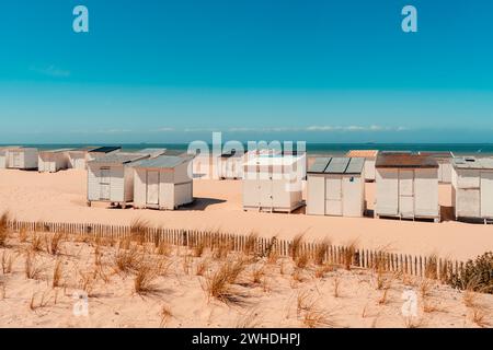 Petites cabanes de plage blanches sur la plage de Blériot-plage près de Calais, France, par une journée ensoleillée, vue mer Banque D'Images