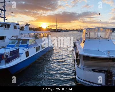 Yachts amarrés dans le port au coucher du soleil à Marina del Rey, Californie Banque D'Images