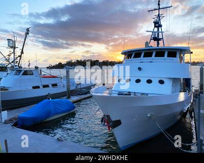 Yachts amarrés dans le port au coucher du soleil à Marina del Rey, Californie Banque D'Images