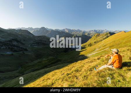 Randonneur, Seealpsee, Hintere Seealpe, Allgäu Alpes, Allgäu, Bavière, Allemagne Banque D'Images