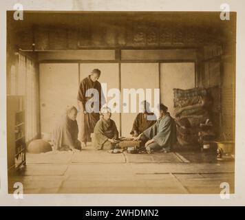 Vue intérieure de la pièce où les hommes et les femmes jouent au jeu de société 'goè assis sur tatami... Japon coloré à la main avec aquarelle Photographic Print circa 1870s Banque D'Images