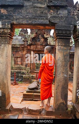 Siem Reap, Camboda, 4 juillet 2019-moines cambodgiens avec des voleurs rouge vif, orangle et ocre au temple Banteay Srei du 10ème siècle construit par Rajendravarman Banque D'Images