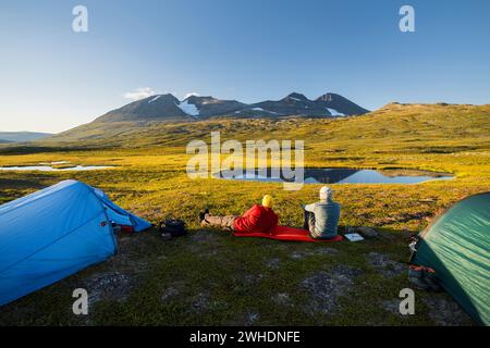 Deux randonneurs, tentes, massif montagneux Akka, parc national de Sarek, Laponie, Suède, Europe Banque D'Images