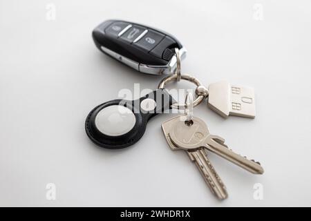 Porte-clés avec porte-clés en métal maison, Apple AirTag, clé de voiture, image de symbole, porte-clés de suivi, recherche de touches, fond blanc, Banque D'Images