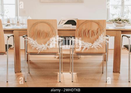 M. et Mme signe dans le bureau d'enregistrement de derrière sur des chaises, décoration faite de fleurs séchées Banque D'Images