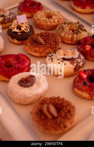 Mariage, beignets, différentes variations de beignets sur le buffet de gâteaux Banque D'Images