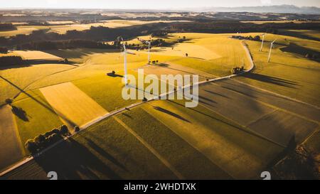 Éoliennes / éoliennes au lever du soleil dans le paysage de Allgäu Banque D'Images