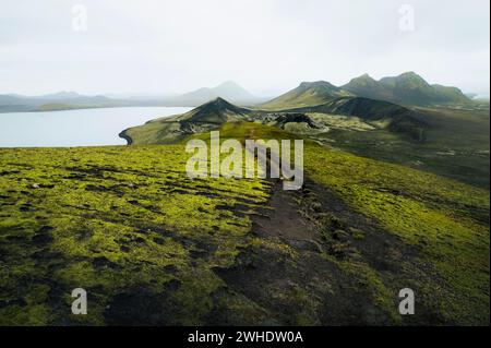 Vue sur les paysages volcaniques couverts de mousse, le lac Frostastadavatn et le cratère volcanique Stútur près de Landmannalaugar, réserve naturelle de Fjallabak, Southern Highlands, Islande Banque D'Images