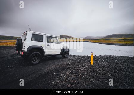 Conduite hors route sur des pistes hors route dans la réserve naturelle de Fjallabak, dans les hautes terres du sud de l'Islande. Traverser un ford Banque D'Images