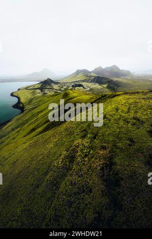 Vue sur les paysages volcaniques couverts de mousse, le lac Frostastaðavatn et le cratère volcanique Stútur près de Landmannalaugar, réserve naturelle de Fjallabak, sud Banque D'Images