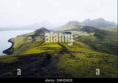 Vue sur les paysages volcaniques couverts de mousse, le lac Frostastadavatn et le cratère volcanique Stútur près de Landmannalaugar, réserve naturelle de Fjallabak, Southern Highlands, Islande Banque D'Images