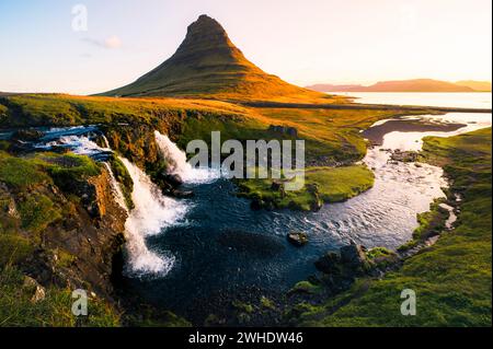 Kirkjufell montagne sur la péninsule de Snaefellsnes en Islande avec Kirkjufellsfoss au premier plan au lever du soleil Banque D'Images