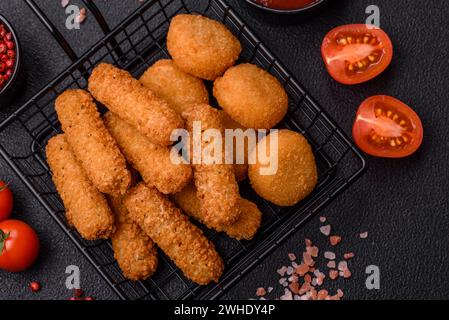 De délicieuses pépites, bagues et boules de mozzarella et de parmesan avec du sel et des épices. Restauration rapide, nourriture malsaine Banque D'Images