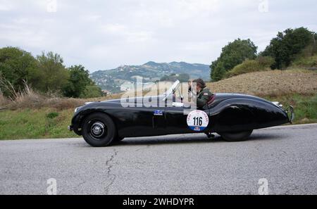 Tavoleto , Italie - Sett. 16 - 20 23 : jaguar xk 120 1952 en coppa nuvolari vieille voiture de course Banque D'Images