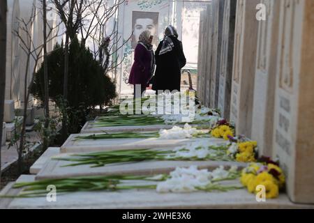 Téhéran, Iran. 8 février 2024. Deux femmes chrétiennes iraniennes visitent les pierres tombales des martyrs arméniens d’Iran » « Guerre d’Irak au cimetière Nor Burastan, qui est le plus grand cimetière arménien créé en 1974 par l’organisation Stephen Chapel dans le sud-est de Téhéran. Les Arméniens iraniens (Arméniens persans) sont des Iraniens d'origine arménienne qui peuvent parler l'arménien comme première langue. Les estimations de leur nombre en Iran vont de 70 000 à 500 000. Les zones avec une forte concentration d'entre eux comprennent Tabriz, Téhéran, Salmas, et le quartier Jolfa (Nor Jugha) d'Ispahan. (Crédit image : © Rouzbeh Fouladi/ZUMA Press Wire) EDITORIA Banque D'Images