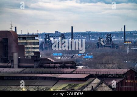 Stahlstandort Duisburg-Bruckhausen, ThyssenKrupp Steel, Blick über das Oxygenstahlwerk 1, nach Osten, auf das ehemalige Thyssen Stahlwerk Meidrich, heute Landschaftspark Duisburg Nord, NRW, Deutschland, Thyssekrupp Steel *** Steel site Duisburg Bruckhausen, ThyssenKrupp Steel, vue sur l'usine de l'oxygène jusqu'à Meiden, Meideliden, ThyssenKrupp Steel, l'ancienne usine de l'usine de l'usine de l'usine Thyssen, aujourd'hui parc paysager Duisburg Nord, NRW, Allemagne, Thyssekrupp Steel Banque D'Images