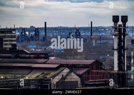 Stahlstandort Duisburg-Bruckhausen, ThyssenKrupp Steel, Blick über das Oxygenstahlwerk 1, nach Osten, auf das ehemalige Thyssen Stahlwerk Meidrich, heute Landschaftspark Duisburg Nord, NRW, Deutschland, Thyssekrupp Steel *** Steel site Duisburg Bruckhausen, ThyssenKrupp Steel, vue sur l'usine de l'oxygène jusqu'à Meiden, Meideliden, ThyssenKrupp Steel, l'ancienne usine de l'usine de l'usine de l'usine Thyssen, aujourd'hui parc paysager Duisburg Nord, NRW, Allemagne, Thyssekrupp Steel Banque D'Images