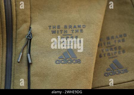 KIEV, UKRAINE - 4 MAI, 2023 : logo de la société Adidas sur les nouveaux vêtements de marque en gros plan Banque D'Images