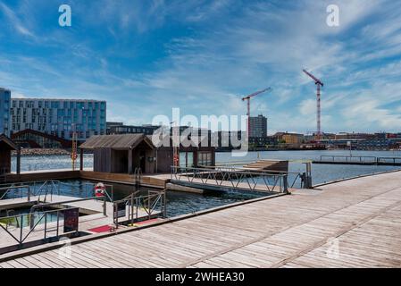 Front de mer serein avec promenade et Urban Skyline en Scandinavie Banque D'Images