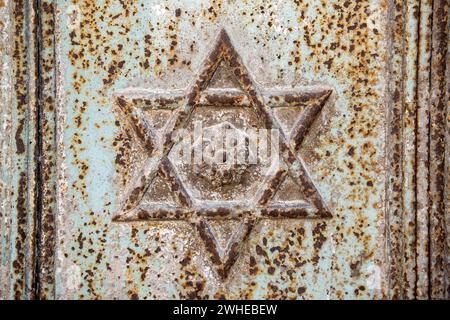 Étoile de David sur la vieille porte rouillée Banque D'Images