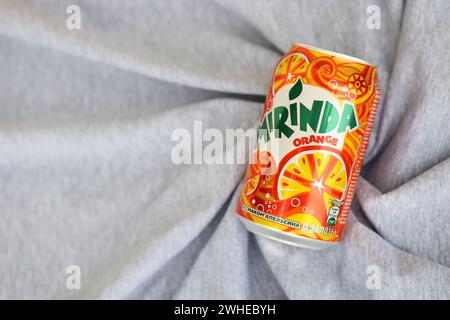 KIEV, UKRAINE - 4 MAI, 2023 : Mirinda boisson orange dans une boîte d'agrumes orange avec un design classique et logo en gros plan Banque D'Images