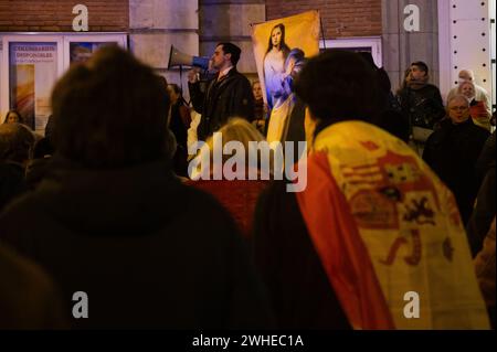 Madrid, Espagne. 09th Feb, 2024. Les gens prient avant une manifestation du Falange espagnol devant le siège du parti socialiste PSOE, rue Ferraz. Le groupe d'extrême droite Falange a défilé sous le slogan "à bas le régime de 78" avec un rassemblement à la mémoire de Matias Montero, un étudiant tué en 1934. Crédit : Marcos del Mazo/Alamy Live News Banque D'Images