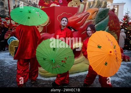 Moscou, Russie. 9 février 2024. Les gens se produisent en costumes chinois pendant le Festival de Moscou du nouvel an chinois dans le centre de Moscou, en Russie. Crédit : Nikolay Vinokurov/Alamy Live News Banque D'Images