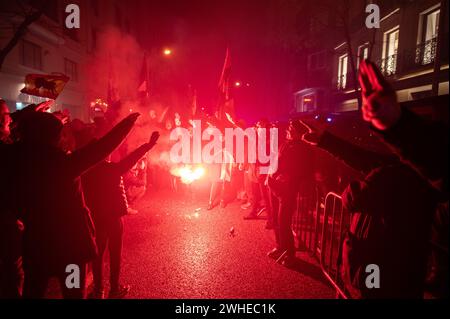 Madrid, Espagne. 09th Feb, 2024. Les gens font un salut fasciste lors d'une manifestation du Falange espagnol devant le siège du parti socialiste PSOE, rue Ferraz. Le groupe d'extrême droite Falange a défilé sous le slogan "à bas le régime de 78" avec un rassemblement à la mémoire de Matias Montero, un étudiant tué en 1934. Crédit : Marcos del Mazo/Alamy Live News Banque D'Images