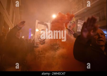 Madrid, Espagne. 09th Feb, 2024. Les gens font un salut fasciste lors d'une manifestation du Falange espagnol devant le siège du parti socialiste PSOE, rue Ferraz. Le groupe d'extrême droite Falange a défilé sous le slogan "à bas le régime de 78" avec un rassemblement à la mémoire de Matias Montero, un étudiant tué en 1934. Crédit : Marcos del Mazo/Alamy Live News Banque D'Images