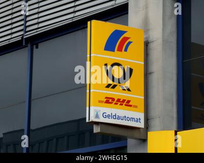 Logo, Schriftzug der Postbank Finanzcenter an einer filiale mit Deutsche Post und DHL *** logo, Postbank Finance Center lettrage sur une succursale avec Deutsche Post et DHL Banque D'Images