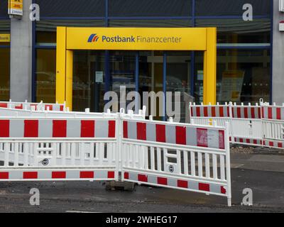 Logo, Schriftzug der Postbank Finanzcenter an einer filiale mit Deutsche Post und DHL *** logo, Postbank Finance Center lettrage sur une succursale avec Deutsche Post et DHL Banque D'Images