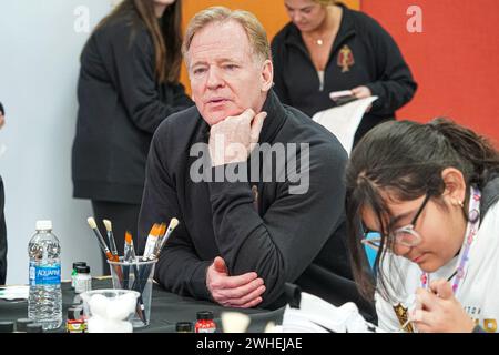 Henderson, Nevada, États-Unis, 9 février 2024, Roger Goodell, commissaire de la NFL, regarde l'événement homme de l'année Walter Payton au Donald W. Reynolds Boys & Girls Club (crédit photo : Marty Jean-Louis/Alamy Live News Banque D'Images